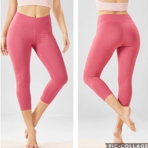 Fabletics Mid-Rise PowerHold Caspia Magenta Capri Leggings Size L.